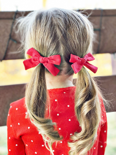 Girl Wearing Linen 3.5" Bows - Golden Dot Lane