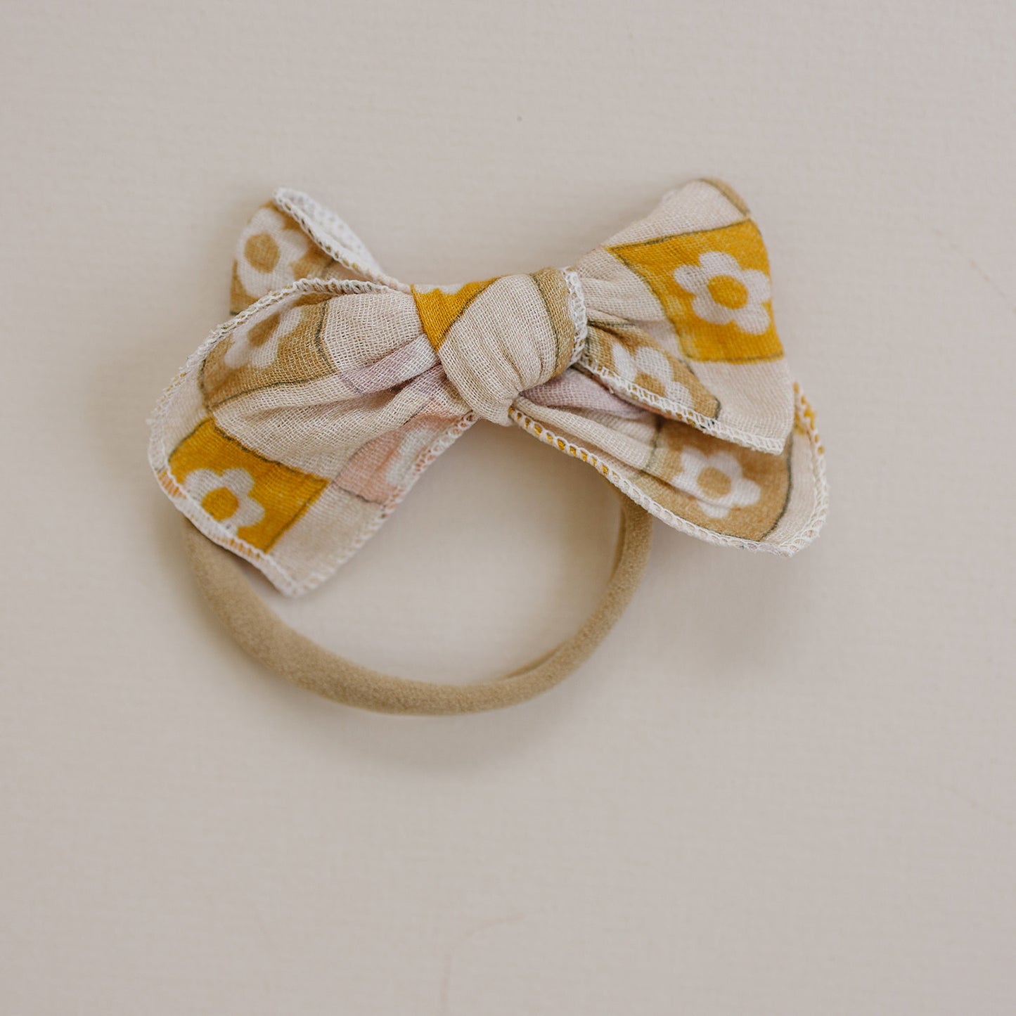 Trendy Checkered Daisy Serged Gauze Bow