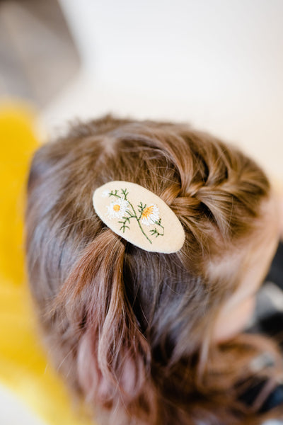 Daisy Embroidered Snap Clip